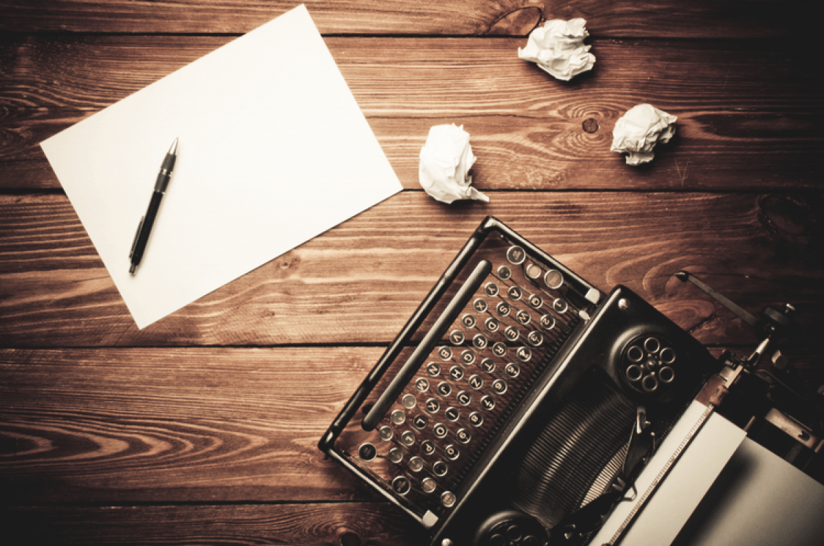 nostalgia maquina de escribir y hoja en blanco 
